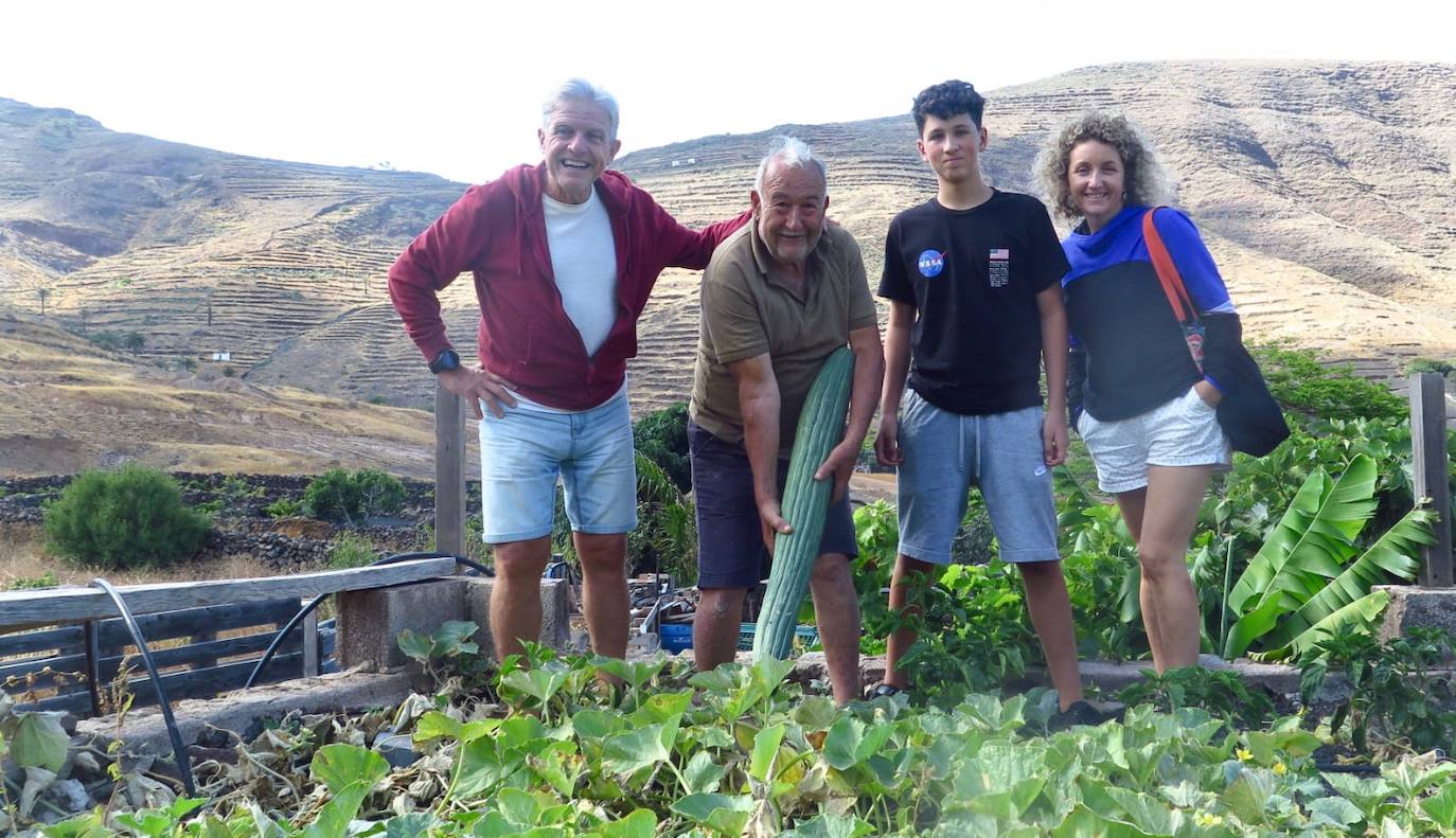 El dueño del pepino gigante con varios amigos en su finca.