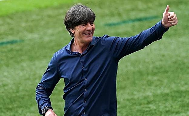 Joachim Löw saluda, sonriente, en su último partido al frente de la selección alemana. 