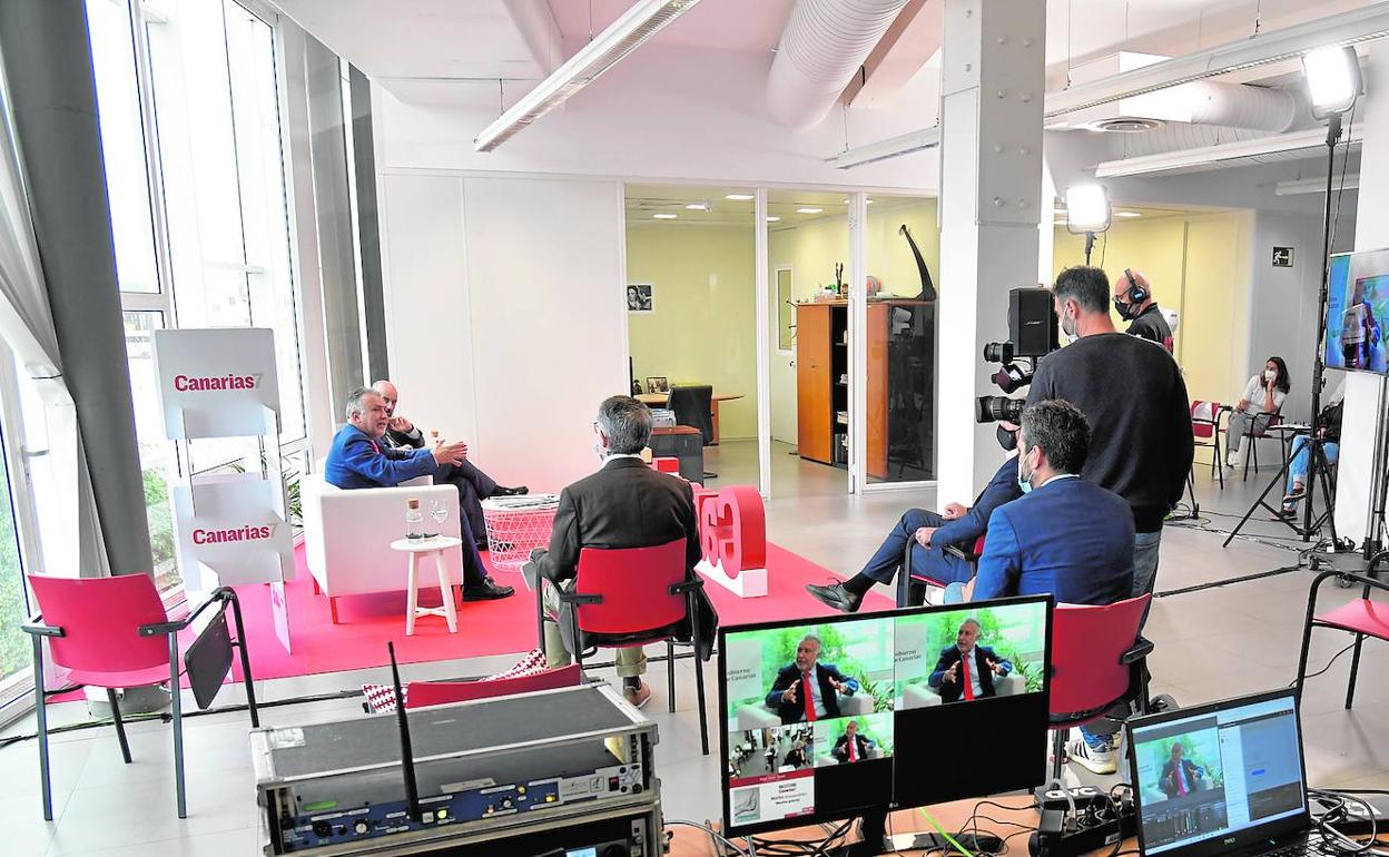 Imagen del encuentro con Ángel Víctor Torres, emitido en 'streaming' a través de la edición digital del periódico