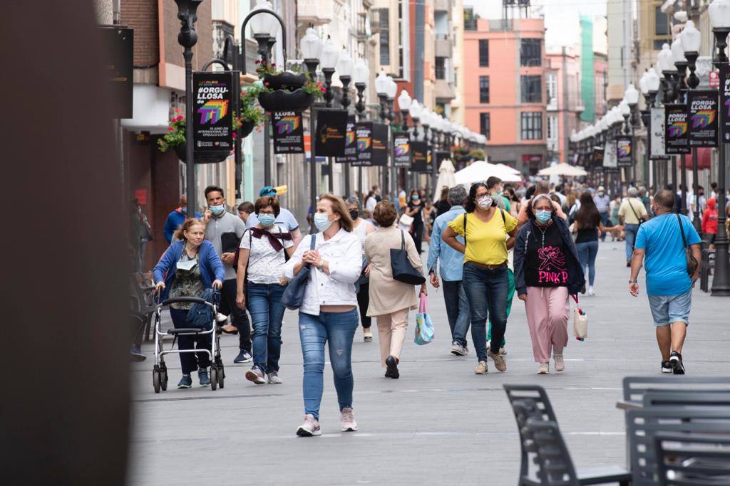 Fotos: Las mascarillas siguen presentes en las calles canarias