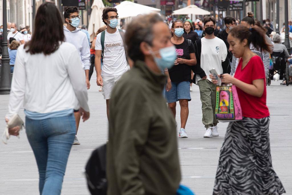 Fotos: Las mascarillas siguen presentes en las calles canarias