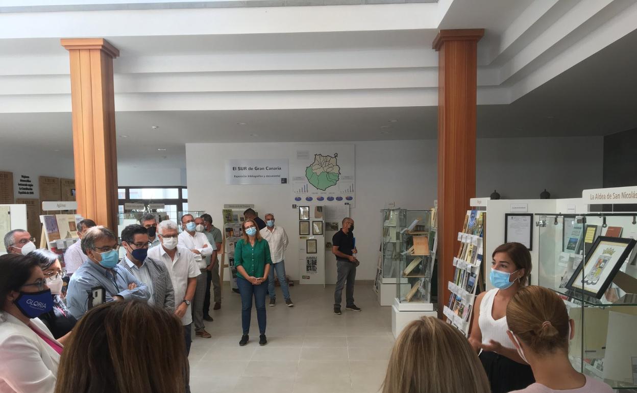 Un momento del recorrido inaugural por la exposición. 