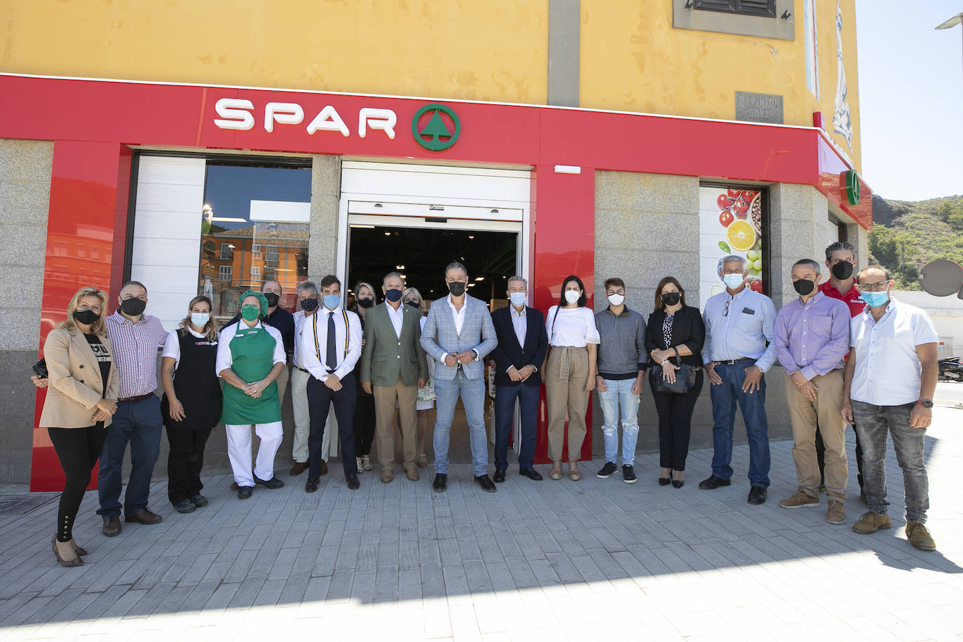 Los representantes de Sapar GRan Canaria junto al alcalde de San Mateo y su equipo. 