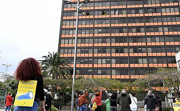 Una de las imágenes del encierro de los interinos en el edificio de Usos Múltiples en abril. 