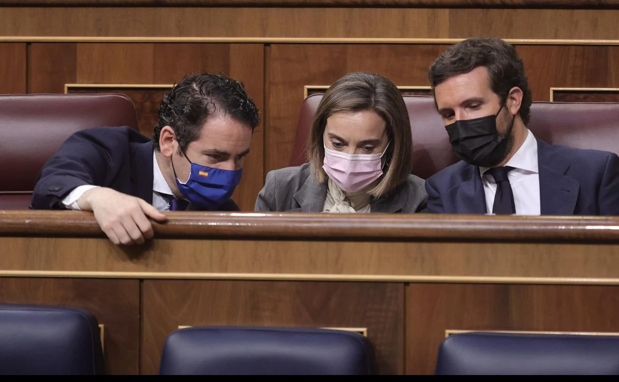 Casado junto a Gamarra y García Egea el miércoles en el Congreso. 