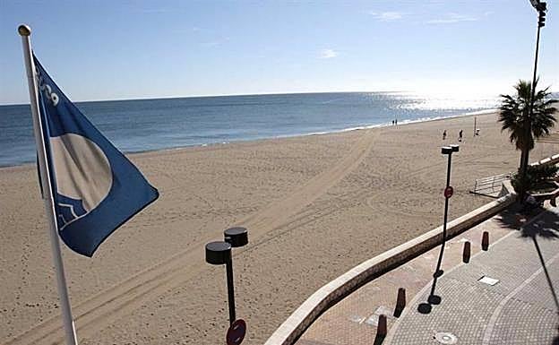 Las 64 banderas azules de Canarias ya ondean en playas, puertos deportivos y embarcaciones turísticas