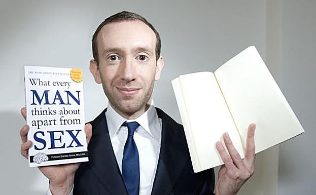 'Shed' Simove con dos ejemplares de su libro sobre el pensamiento masculino.