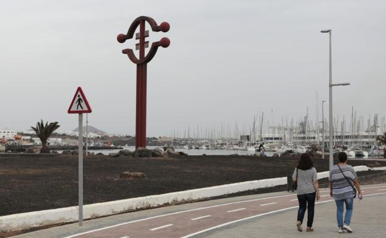 Escultura de Andrés Allí que hubo junto al muelle deportivo. 