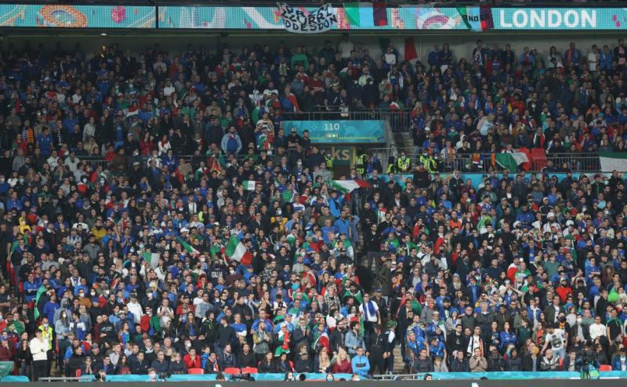 Aficionados italianos presencian la semifinal ante España del martes en Wembley. 