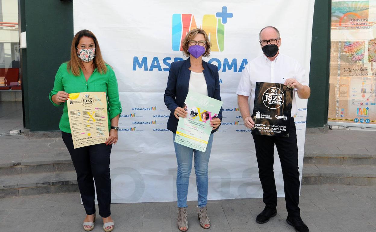 La concejal de Cultura, la alcaldesa y el director del festival, en el acto de presentación del programa. 