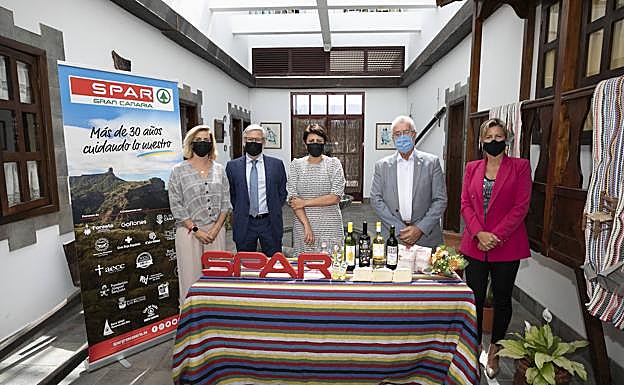La directiva de SPAR Gran Canaria junto a la consejera Minerva Alonso y el representante de la Cámara de Comercio, Ramón Redondo. 