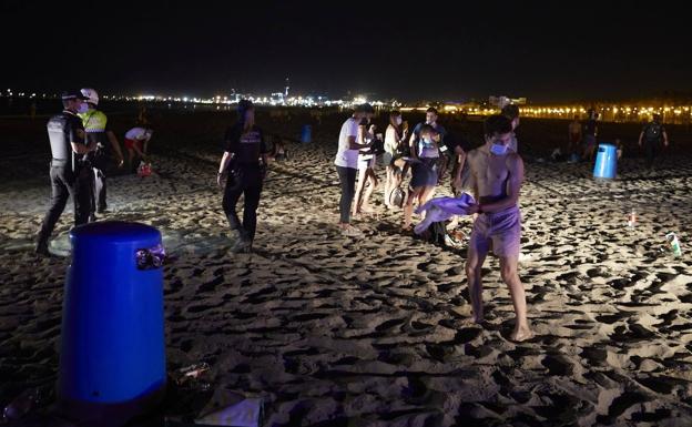 La Policía Local disolviendo botellones en las playas de Valencia..