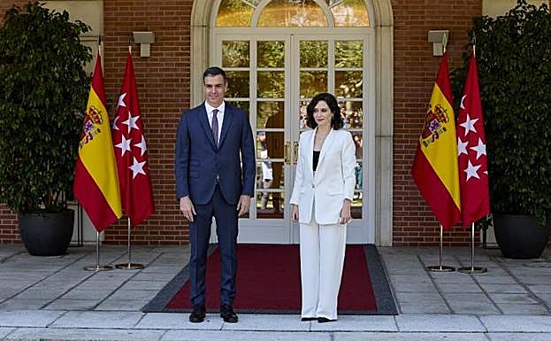 Sánchez y Ayuso posan a la entrada de Moncloa. 