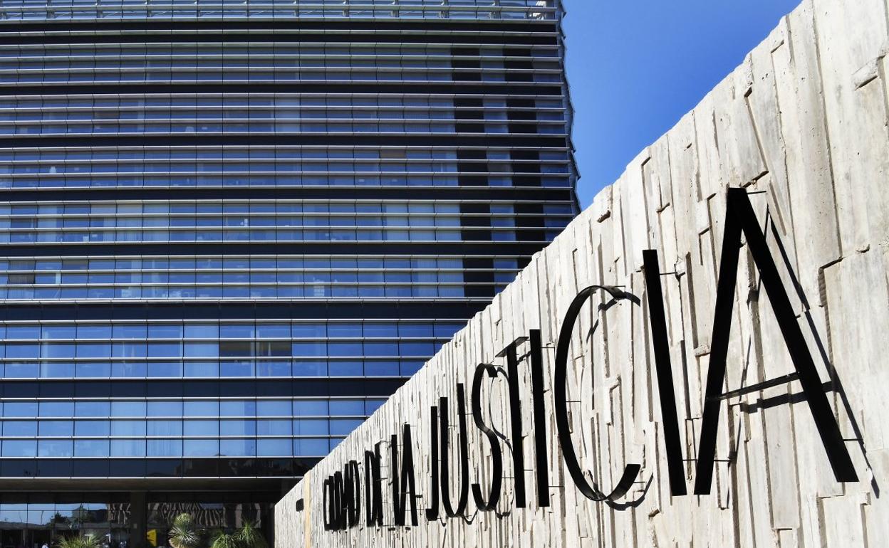 Imagen de archivo de la principal sede judicial situada en la capital grancanaria. 