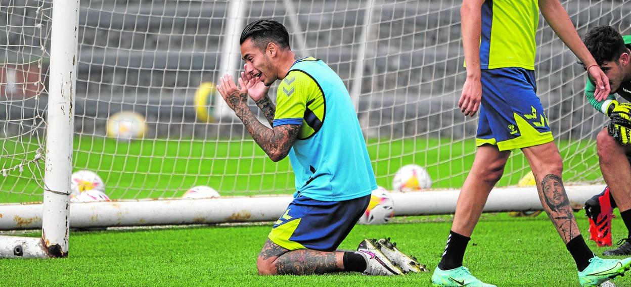 Araujo se ejercitó ayer con total normalidad y gran ímpetu pese a que es origen de rumores por el interés del AEK. 