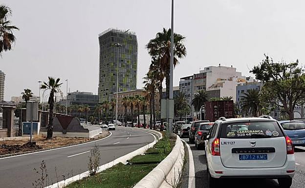 Colas en la Avenida Marítima por un coche averiado