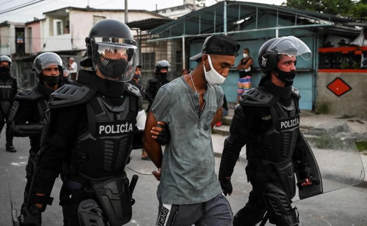 La policía detiene en Cuba 
