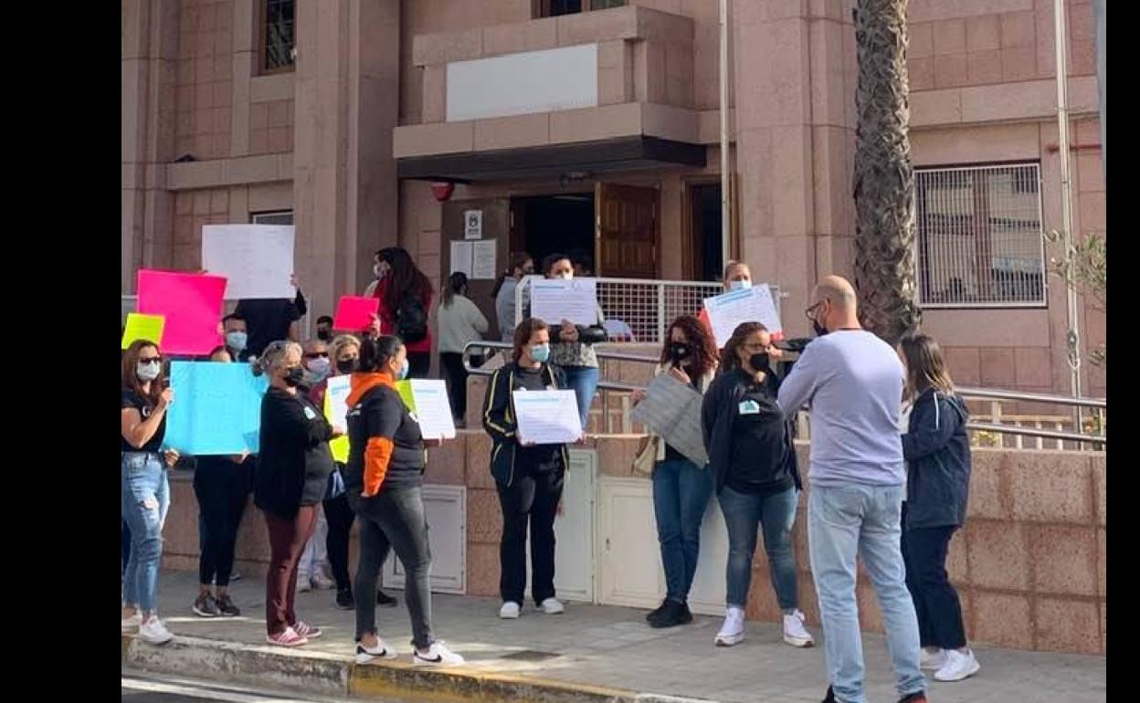 Pide ayuda ante un desahucio pese a estar al día en los pagos y ser una VPO vendida ilegalmente