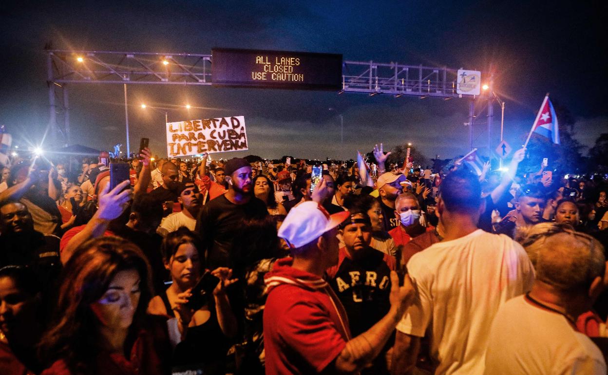 Manifestantes bloquean la autopista Palmetto Expressway de Miami en apoyo de las protestas en Cuba.