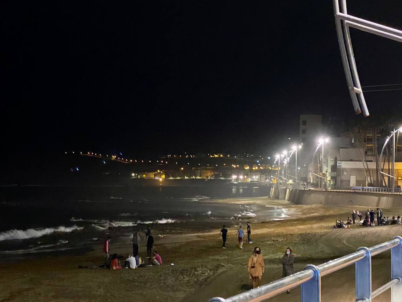 Los botellones se han convertido en el principal foco de contagio entre los jóvenes. 