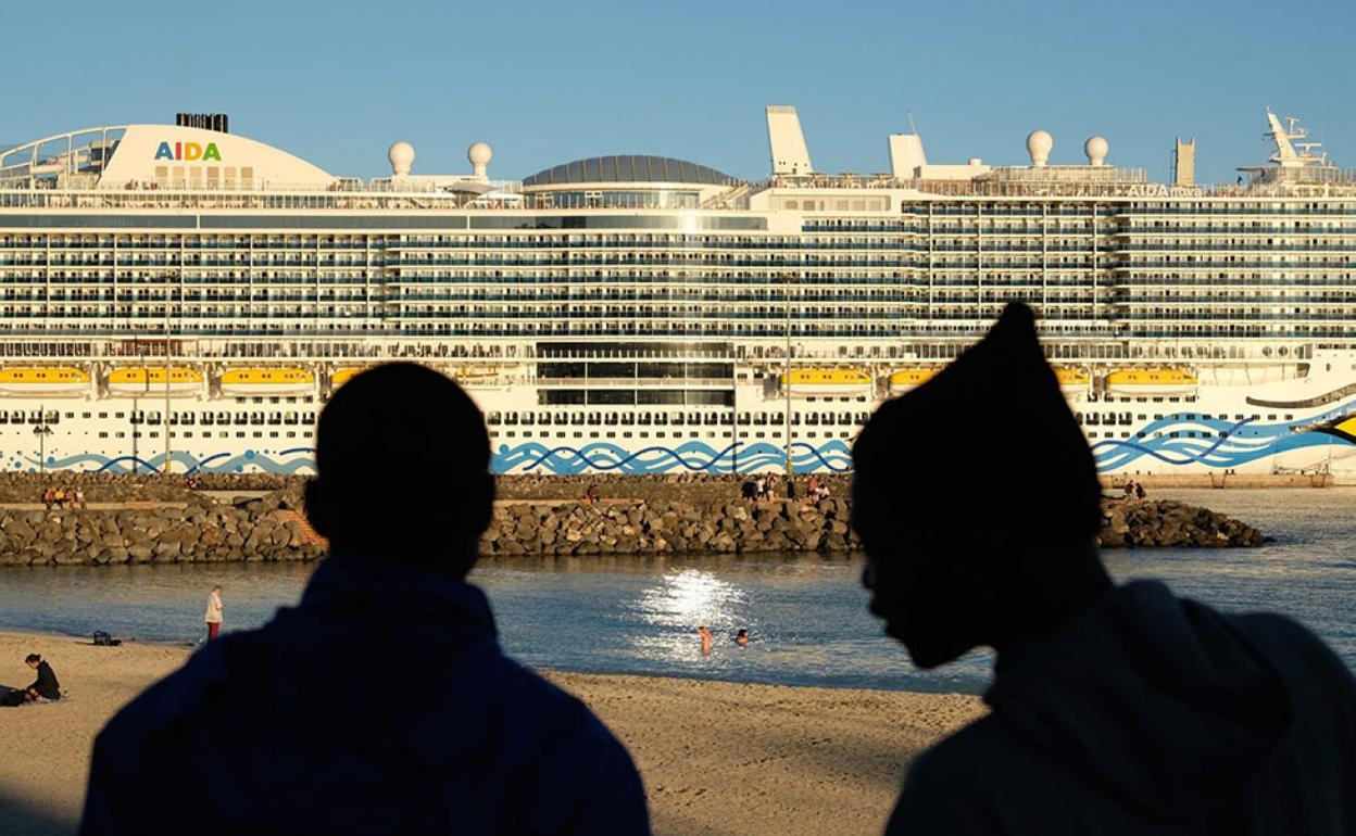 Dos ciudadanos extranjeros, antes de la pandemia, en la playa de los Pozos, en Puerto del Rosario. 
