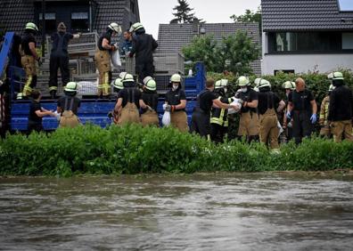 Imagen secundaria 1 - Alemania recupera ya 120 cadáveres y Lieja pide evacuar la ciudad ante el riesgo de inundación