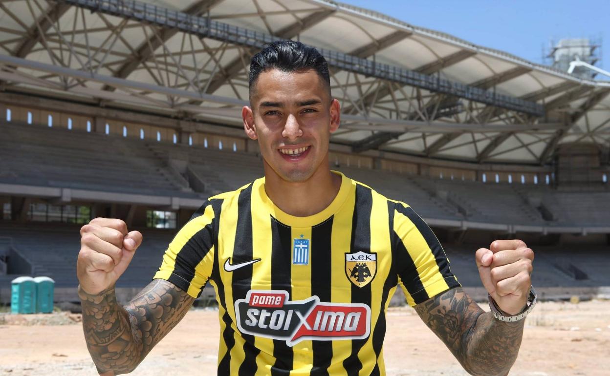 Sergio Araujo ya posa con la elástica del AEK Atenas, para quien goleará ahora después de su venta. 