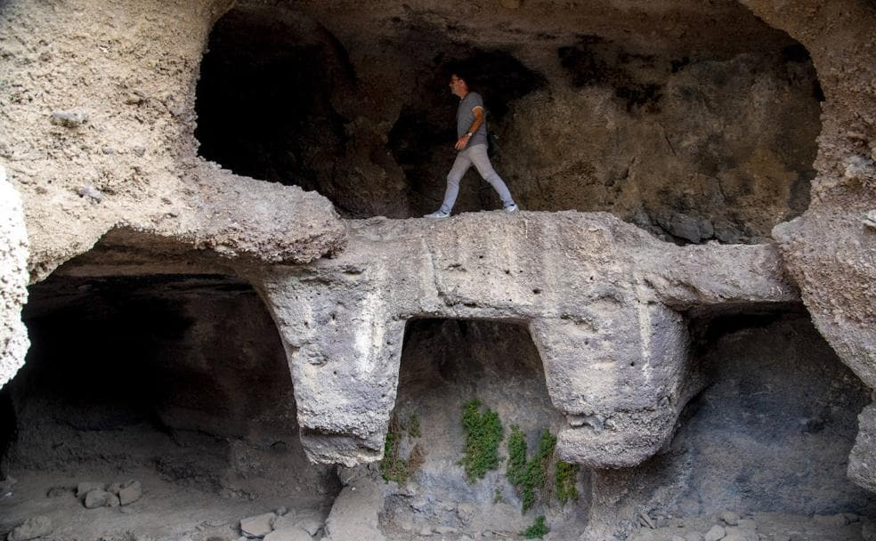 El conjunto de cuevas es espectacular. Son una veintena, están conectadas entre sí y estructuradas en varios niveles. 