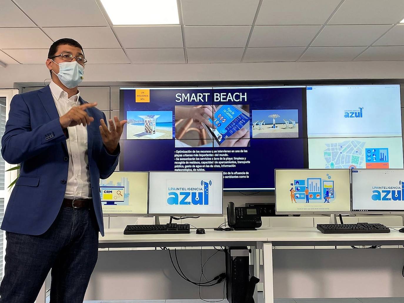 El edil Mario Regidor explica el plan de sensorización. 