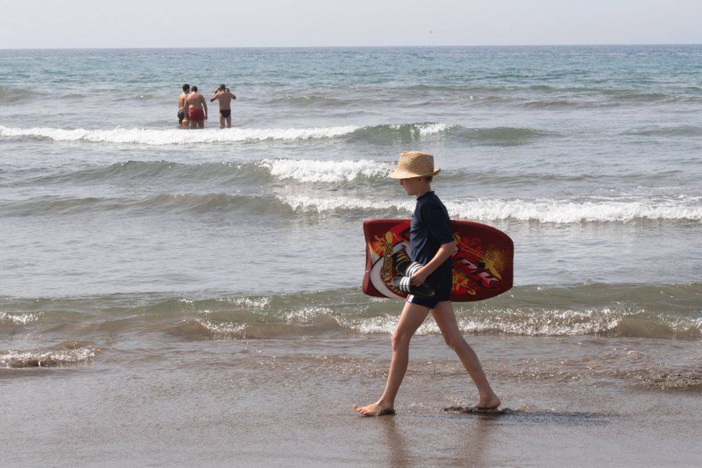 Fotos: Las playas del sur se llenan con los termómetros subiendo