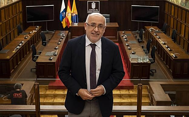 Antonio Morales, el pasado viernes. con el salón de plenos del Cabildo al fondo. 