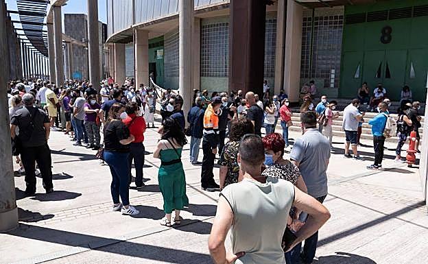 Personas acuden al Santiago Martín para vacunarse. / 