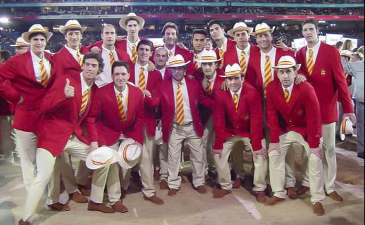 Valido (abajo, segundo desde la derecha) posa con la selección en la ceremonica de apertura de los Juegos de Sydney. 