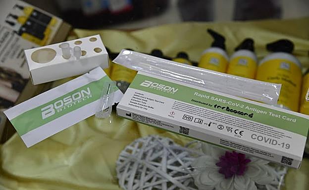 Imagen principal - Vea aquí cómo utilizar el test de covid que se compran en las farmaciass