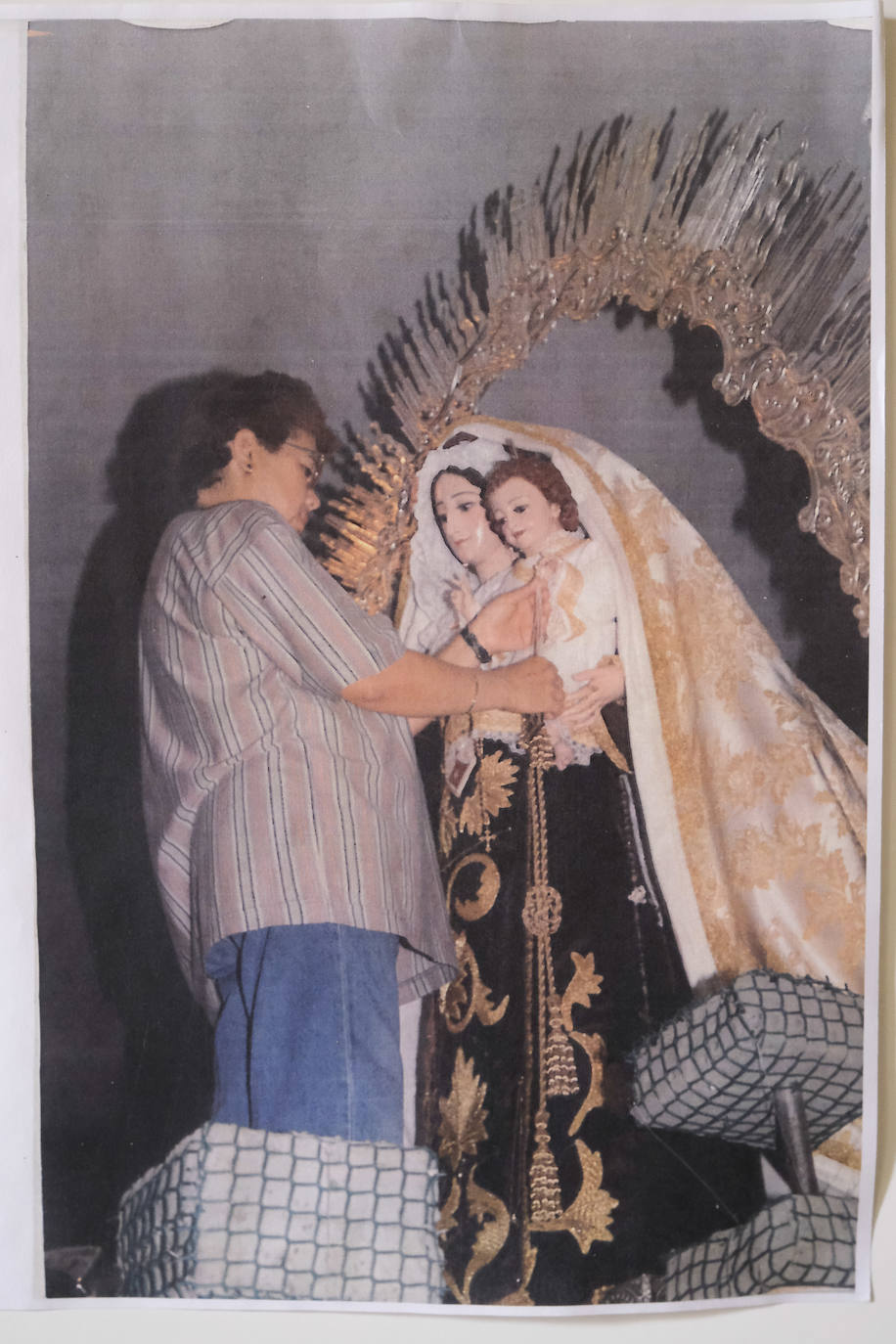 Imagen secundaria 2 - Arriba, con los trajes de la Virgen del Carmen. Abajo a la izquierda, muestra el vestido más antiguo del niño. A la dereecha, en su estreno como camarera de la imagen en 1991. 