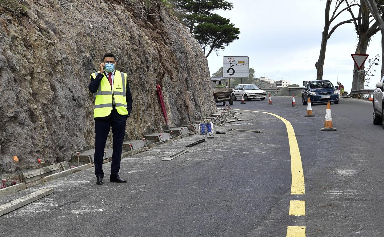 El vicepresidente del Cabildo, Miguel Ángel Pérez, en una visita a la carretera de Teror. 