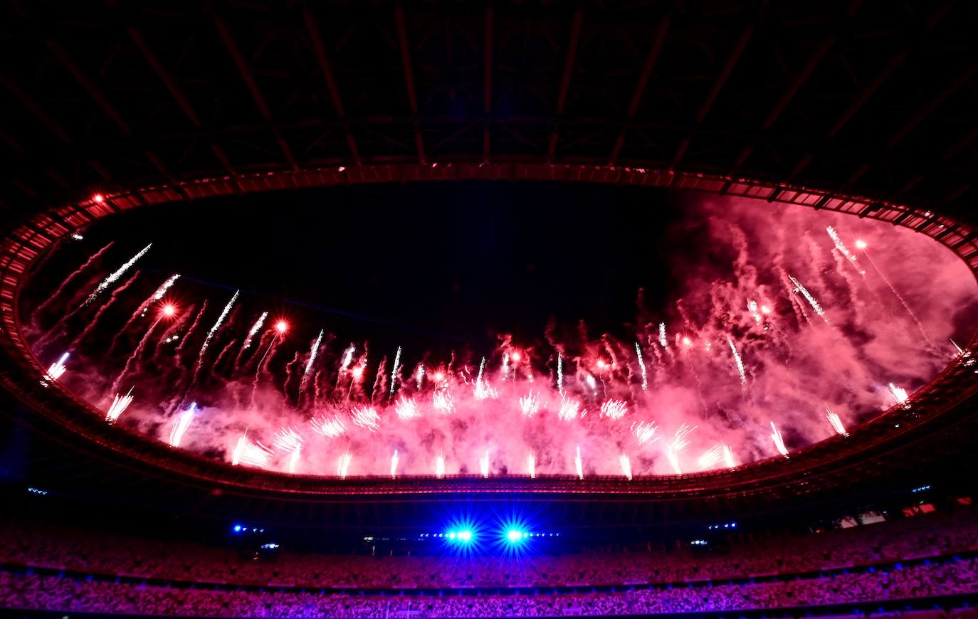 Los fuegos artificiales estallan en el Estadio Olímpico durante la ceremonia de apertura de los Juegos Olímpicos de Tokio 2020. 