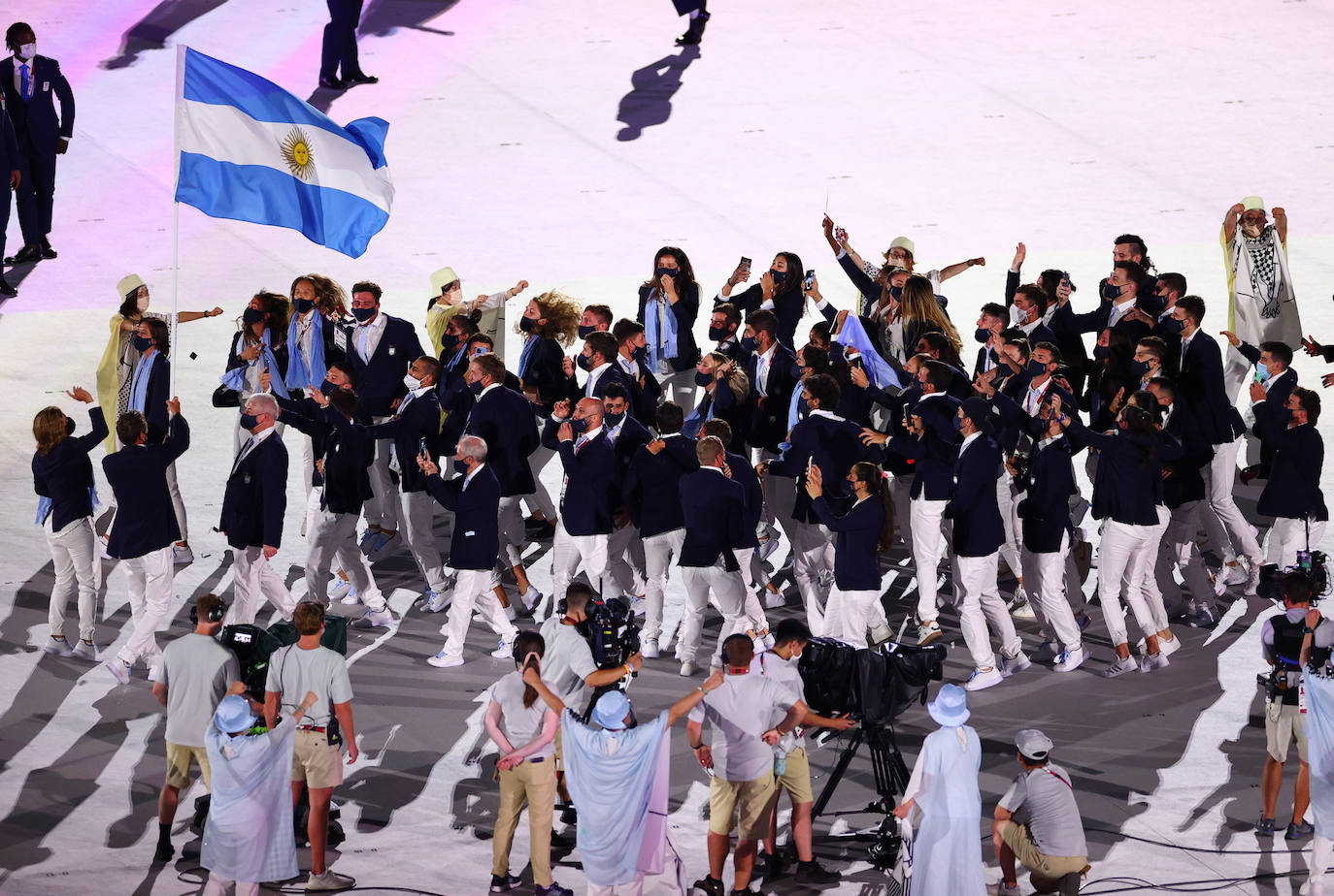 Santiago Lange y Cecilia Carranza lideran a la delegación argentina en su desfile por el Estadio Olímpico de Tokio.