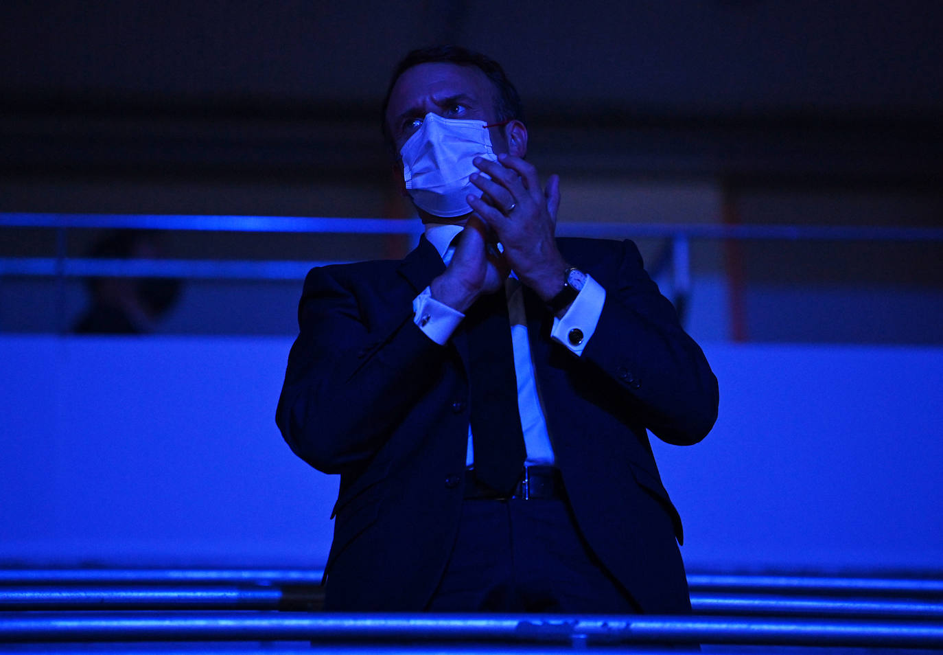 El presidente de Francia, Emmanuel Macron, pertrechado con una mascarilla, aplaude durante la ceremonia de inauguración de los Juegos Olímpicos de Tokio 2020. 