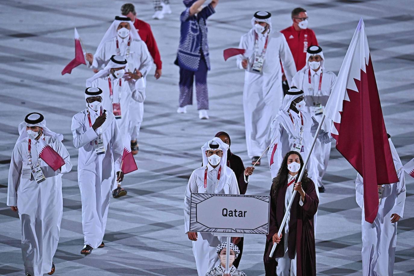 El abanderado de Catar, Tala Abujbara, encabeza la delegación durante la ceremonia de inauguración de los Juegos Olímpicos de Tokio 2020.