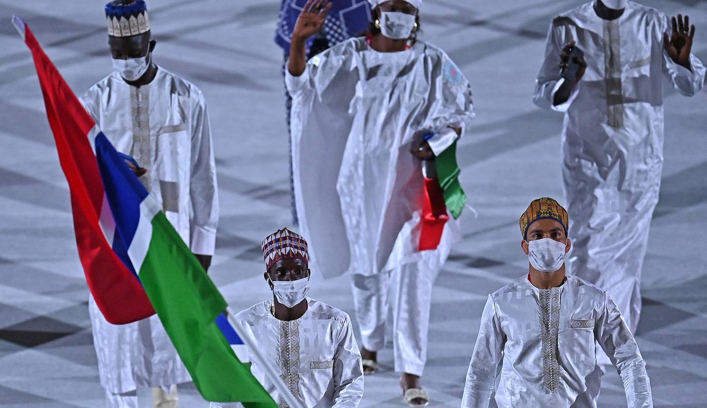 Desfile de la delegación de Gambia durante la ceremonia de inauguración de los Juegos Olímpicos de Tokio 2020. 