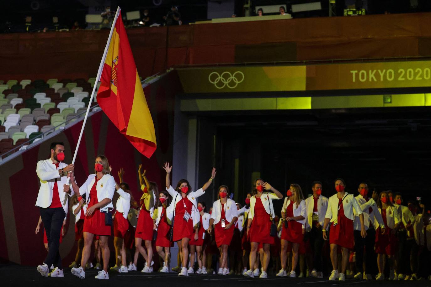 La delegación española, encabezada por los abanderados Saúl Craviotto y Mireia Belmonte, entra en el Estadio Olímpico durante la ceremonia de inauguración de los Juegos Olímpicos de Tokio 2020. 