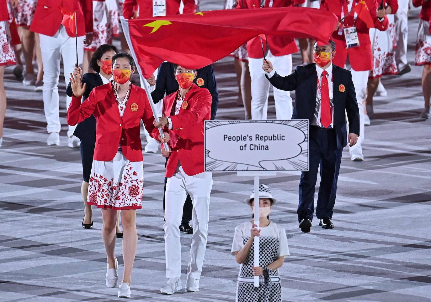 Zhu Ting y Zhao Shuai, abanderados de China, encabezan la delegación de ese país durante la ceremonia de inauguración de los Juegos Olímpicos de Tokio 2020.