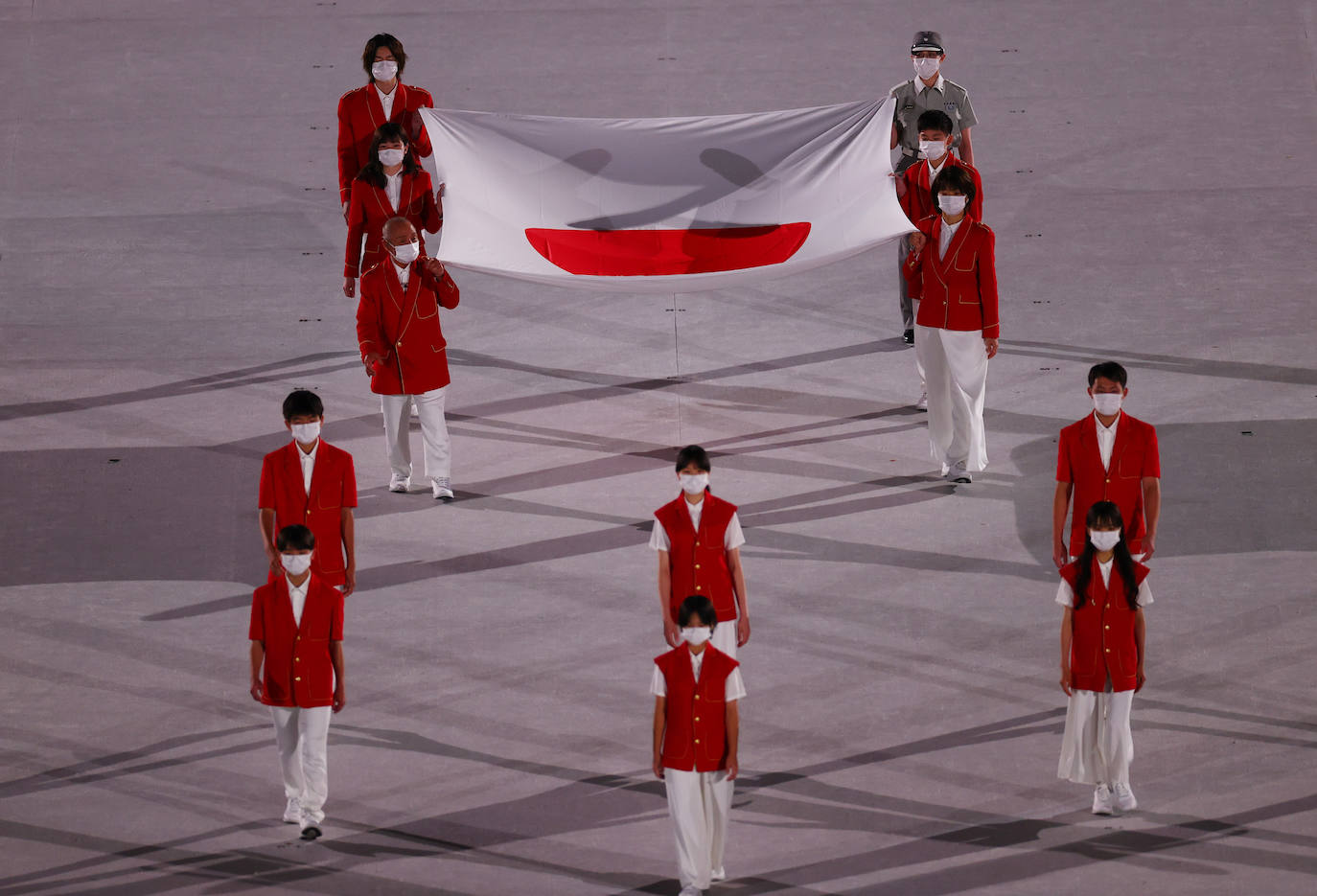La bandera de Japón antes de ser izada durante la ceremonia de inauguración de los Juegos Olímpicos de Tokio 2020.