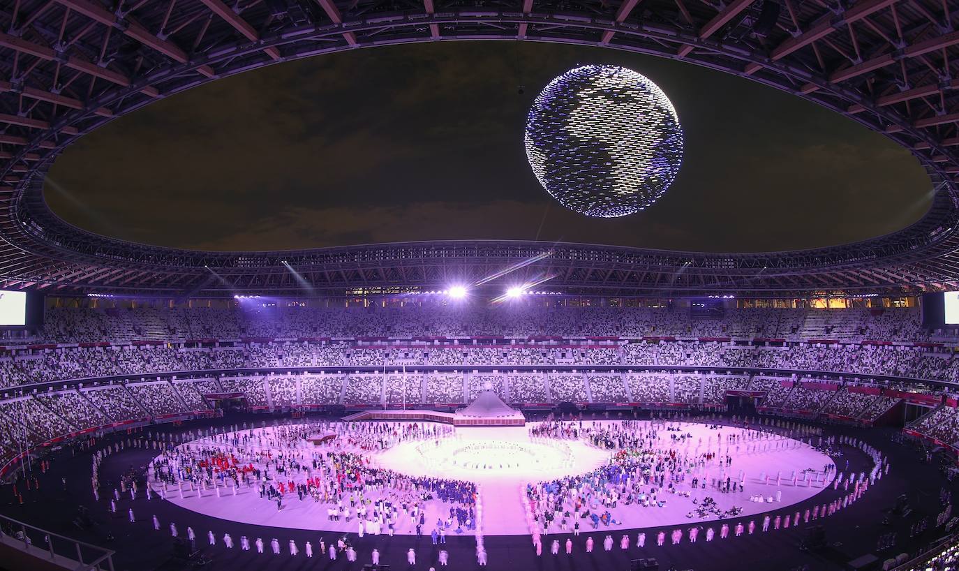 Los drones forman un globo en el cielo sobre el Estadio Nacional de Tokio durante la ceremonia de inauguración de los Juegos Olímpicos de Tokio 2020. 