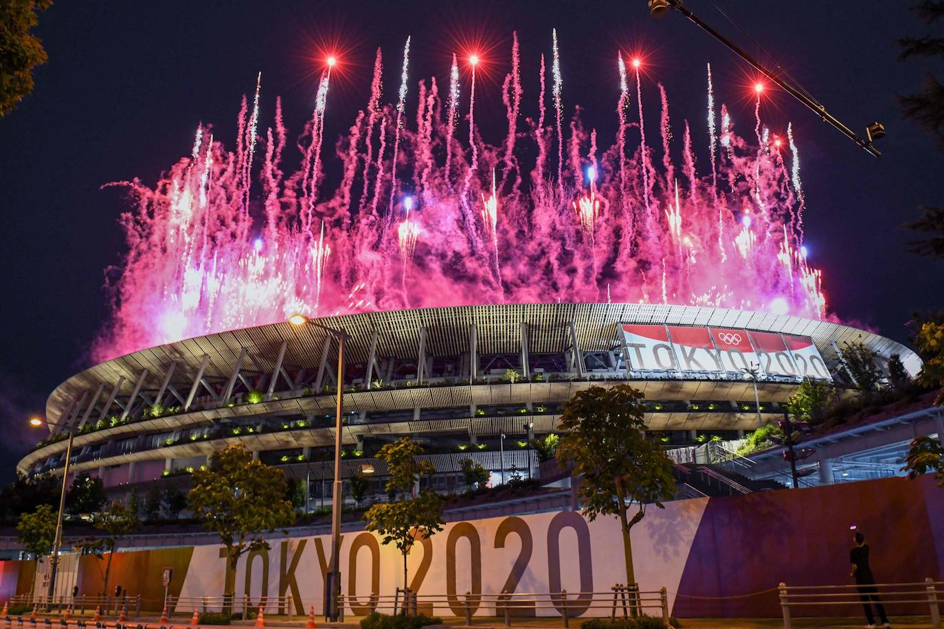 Los fuegos artificiales iluminan el cielo sobre el Estadio Olímpico durante la ceremonia de inauguración de los Juegos Olímpicos de Tokio 2020.
