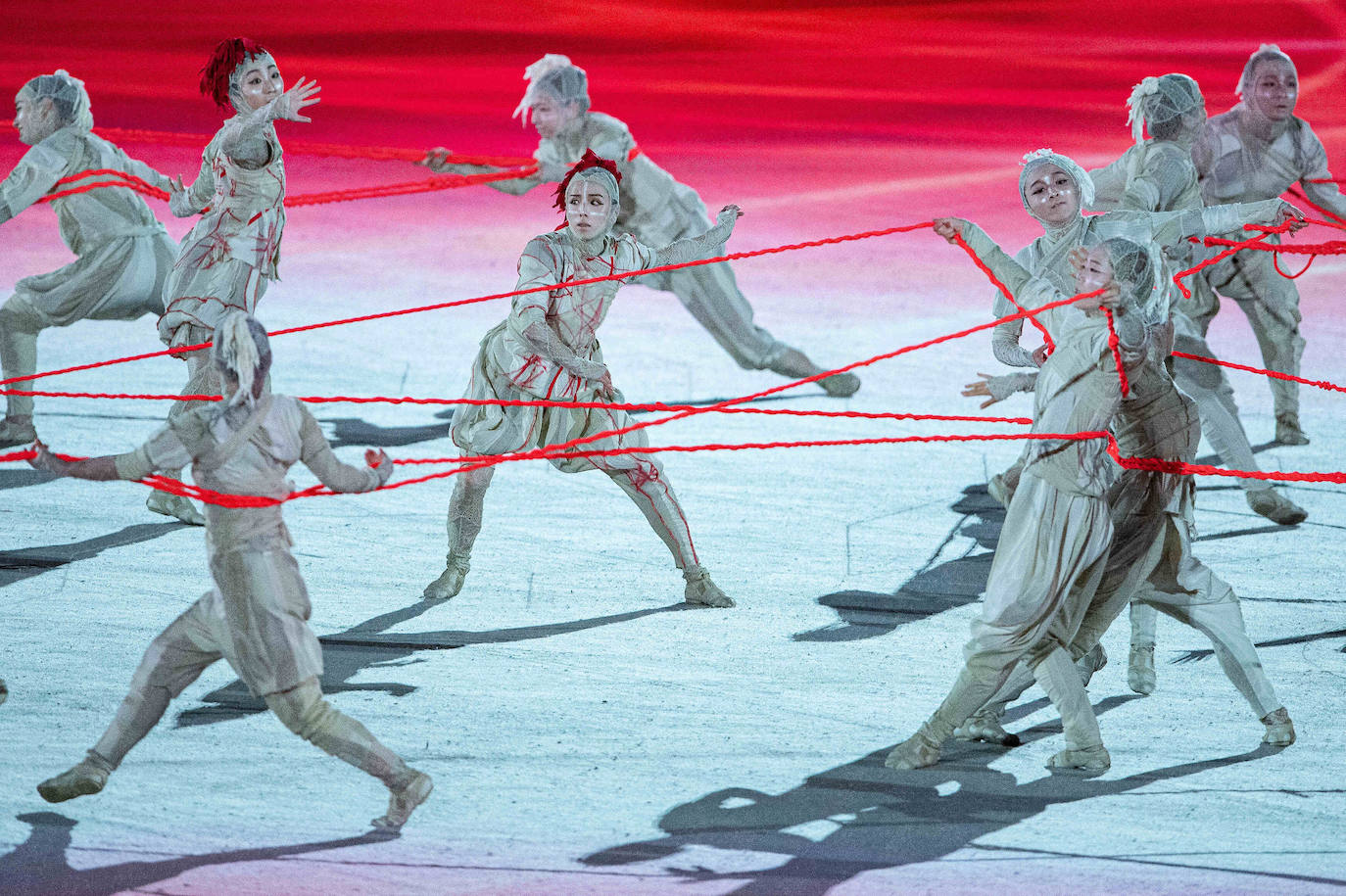 Bailarines actúan durante la ceremonia de inauguración de los Juegos Olímpicos de Tokio 2020.