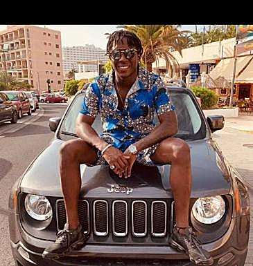 Otra imagen del joven jugador de baloncesto. 