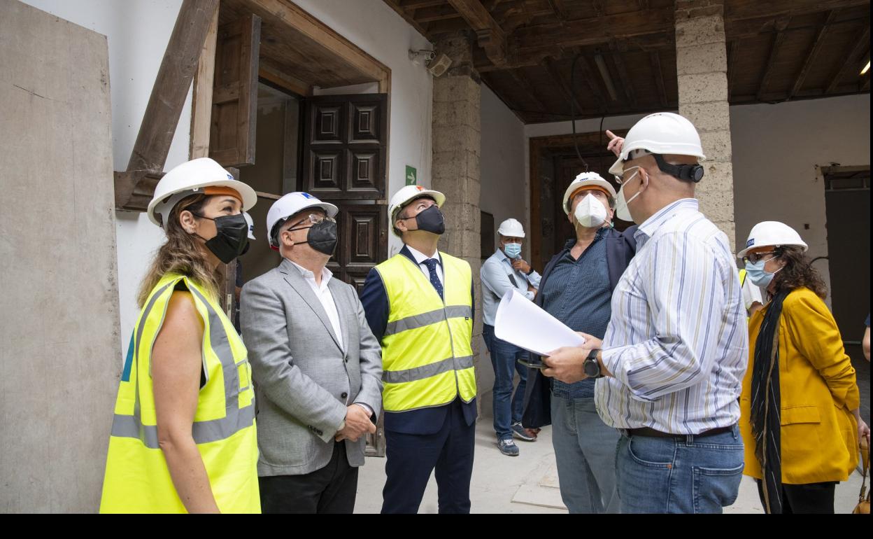 De izquierda a derecha, Guacimara Medina, Antonio Morales, Augusto Hidalgo, Javier Doreste y el arquitecto Pedro Romera, ayer, durante la visita. 
