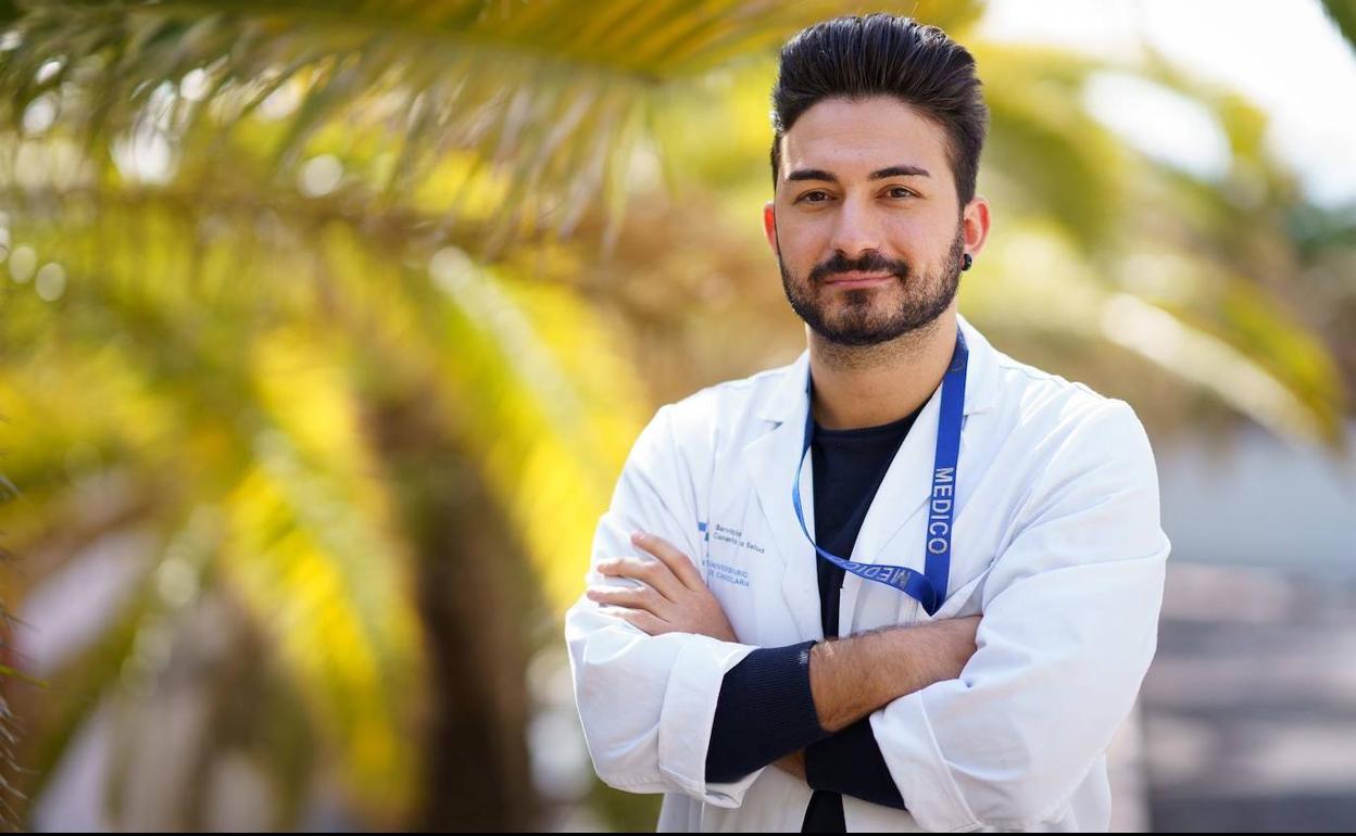 Uno de los investigadores, el neurocirujano del Hospital Universitario Nuestra Señora de la Candelaria en Santa Cruz de Tenerife Jesús Martín-Fernández